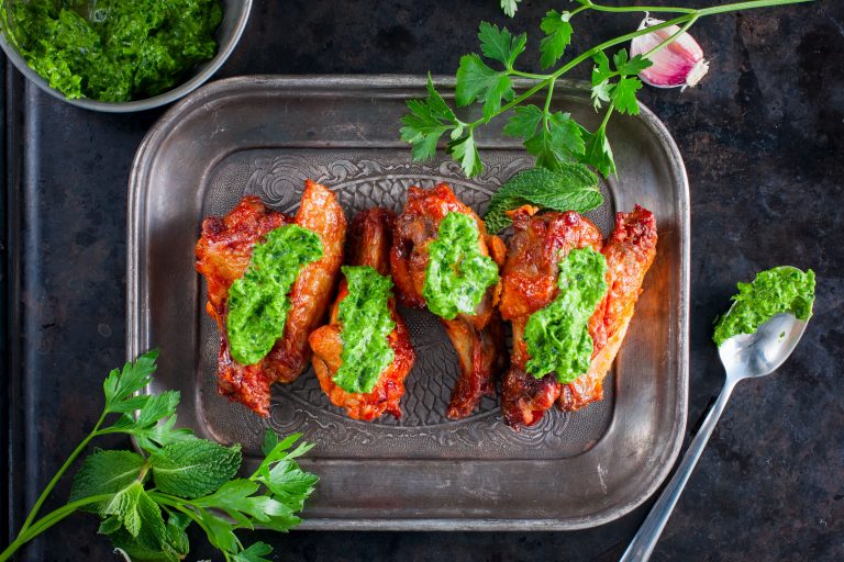 ALITAS CON SALSA PESTO DE ESPINACA-min