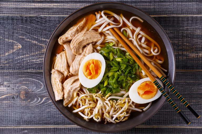 SOPA RAMEN CON POLLO-min