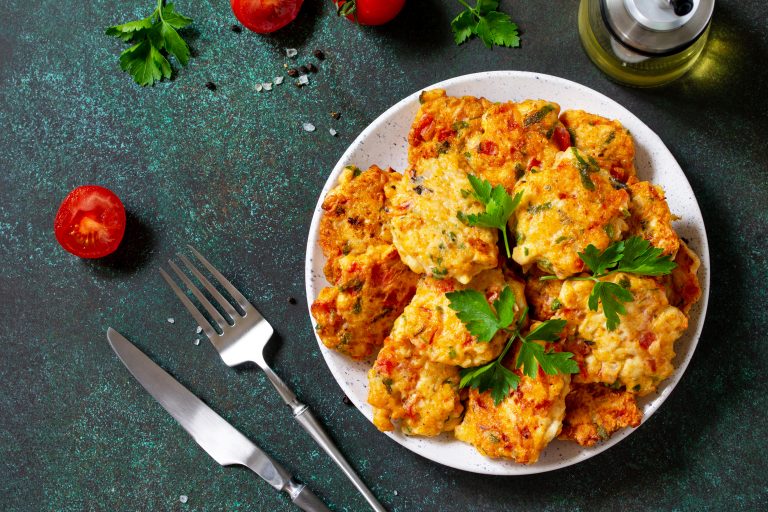 Chicken,Cutlets,Made,From,Minced,Meat,,With,Paprika,,Tomatoes,And